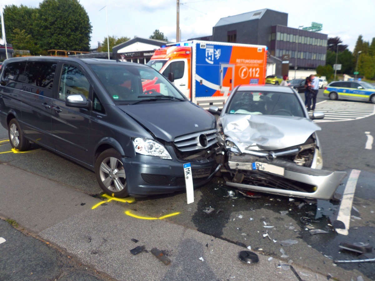 POL-GM: 210819-793: Autofahrerin bei Kollision an Einmündung schwer verletzt