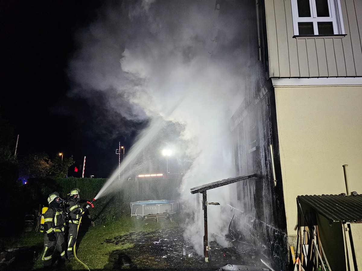 FW-AR: Brennendes ehemaliges Stellwerk beschäftigt die Feuerwehr Arnsberg die ganze Nacht