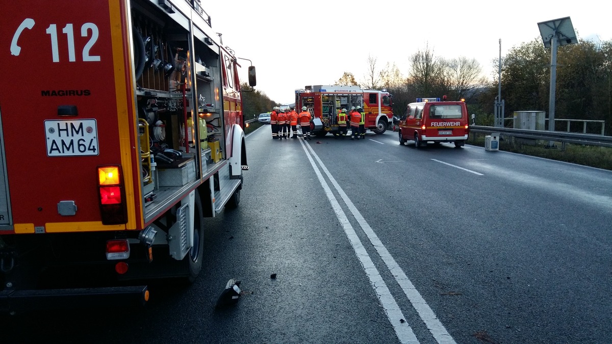 POL-HM: Schwerer Verkehrsunfall auf der Bundesstraße 83 - Rettungshubschrauber gelandet - Bundesstraße voll gesperrt