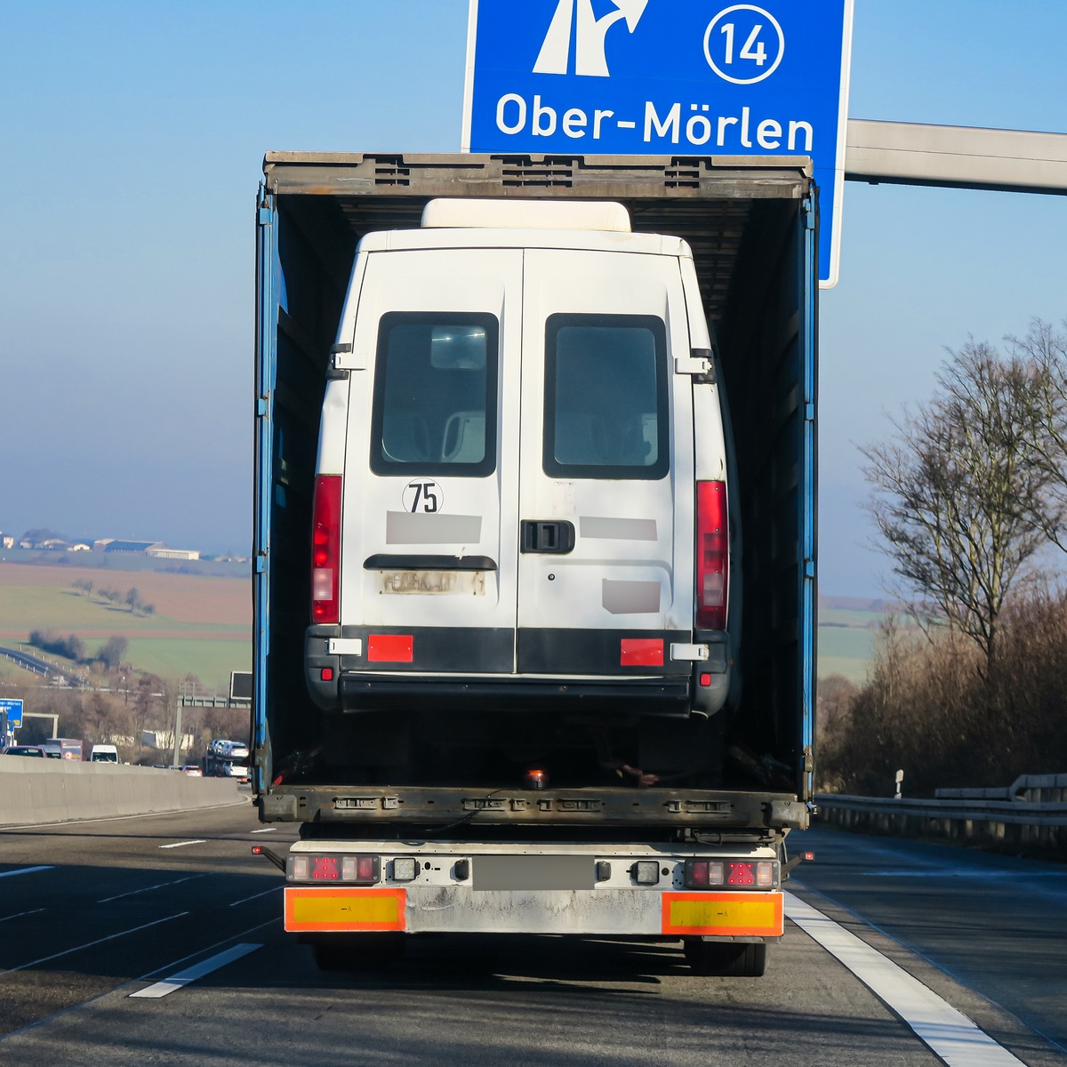 POL-WE: Ladung ragt übers Heck hinaus / Lasterfahrer müssen umladen