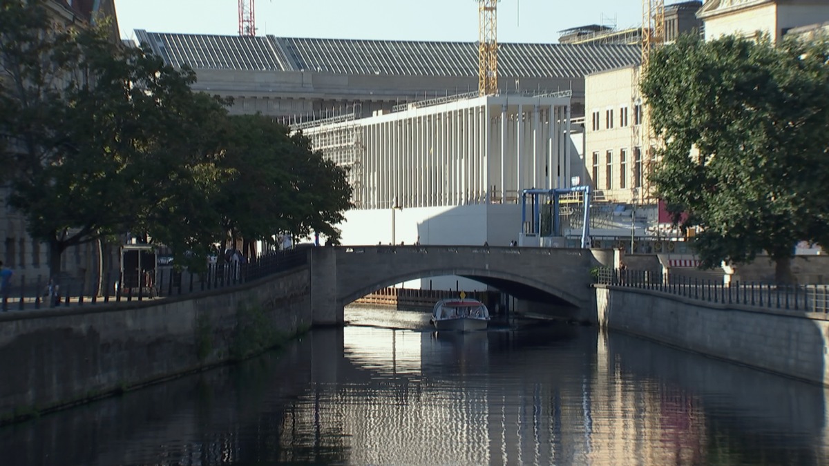 ZDF zeigt neue Folge der Langzeitdokumentation &quot;Jahrhundertprojekt Museumsinsel&quot; über Stararchitekt David Chipperfield und das zukünftige Eingangsgebäude (FOTO)