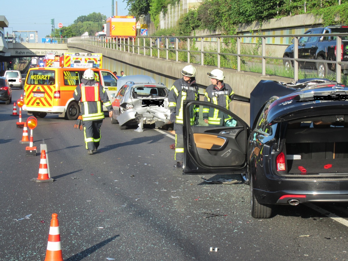 FW-MH: Verkehrsunfall auf der BAB 40 mit zwei Verletzten