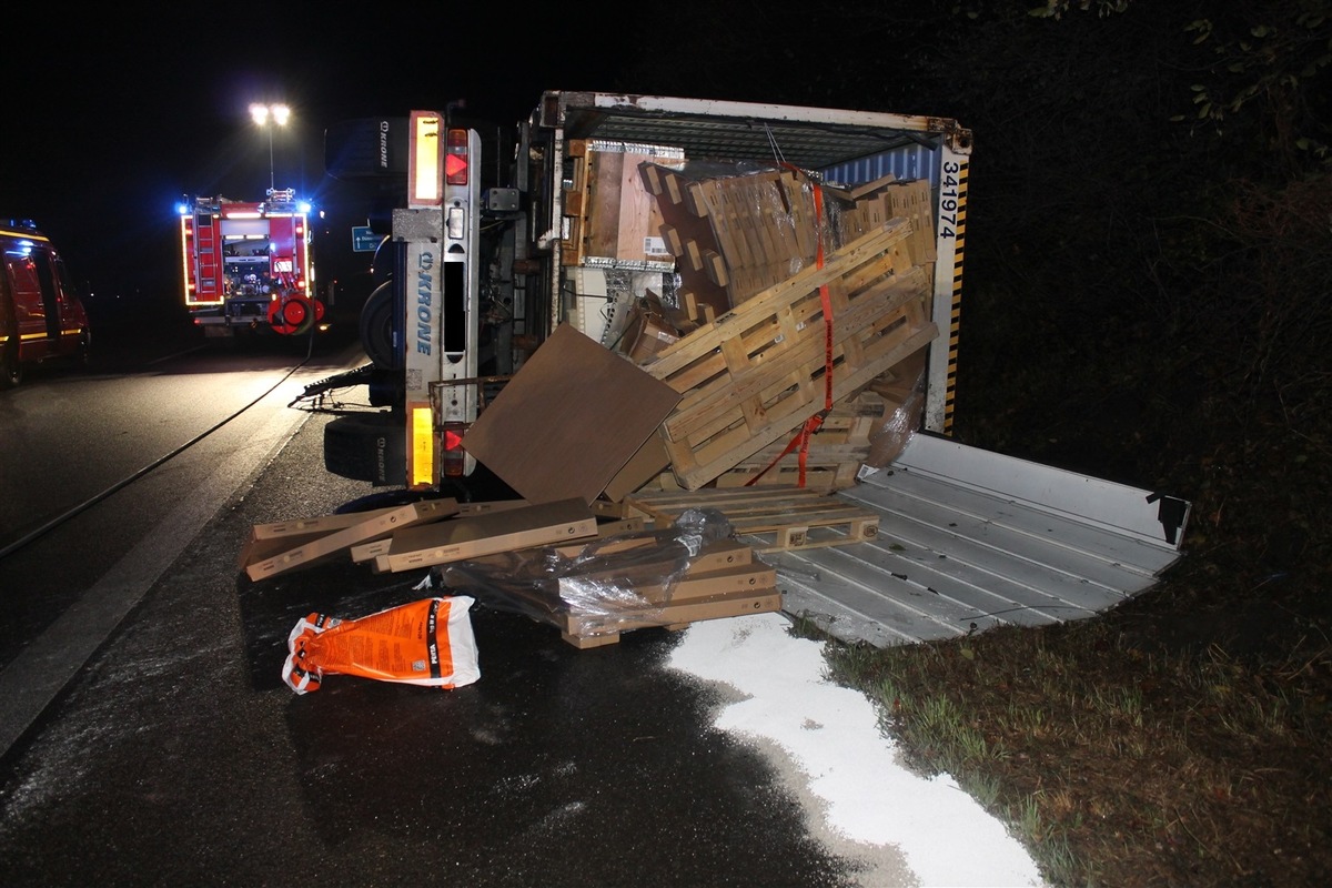 POL-D: Düsseldorf - A 46 in Richtung Heinsberg - Nach Lkw-Alleinunfall - Unfallstelle geräumt - Fotos von der Unfallstelle als Datei angefügt