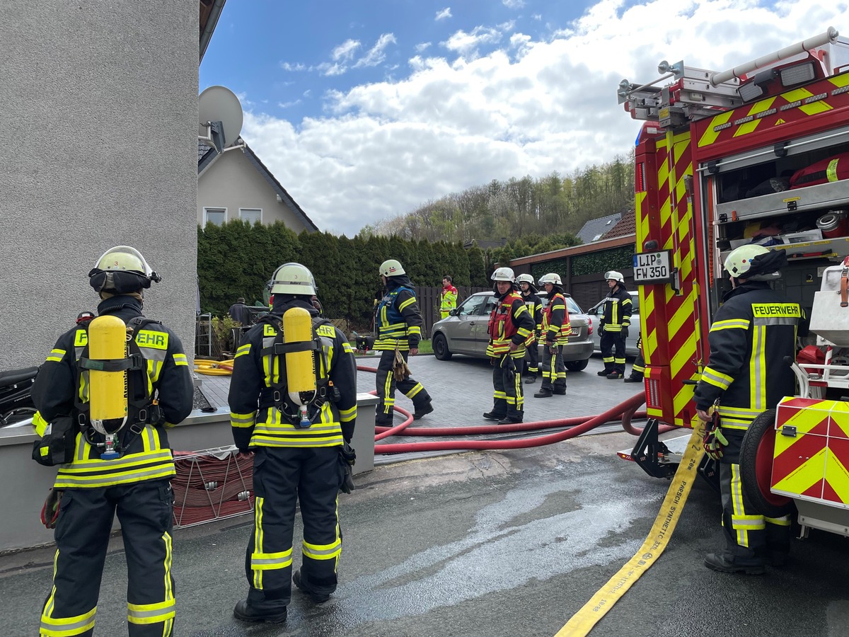 FF Bad Salzuflen: Waschmaschine brennt in Wüsten / Freiwillige Feuerwehr Bad Salzuflen ist mit 35 Kräften im Einsatz