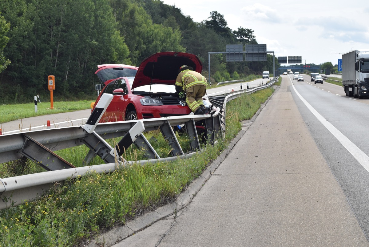 POL-PDKL: A6/ Anschlussstelle KL-Zentrum, 
PKW kracht in Schutzplanken - Fahrer leicht verletzt