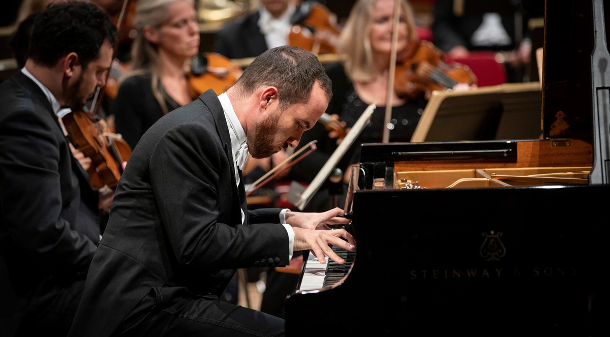 Levit spielt Brahms: 3sat zeigt Konzert unter Leitung von Jukka-Pekka Saraste