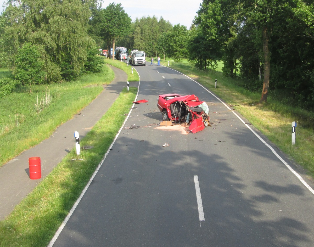 POL-ROW: ++ Am Mittwochmorgen auf der L 122 - 20-jähriger Autofahrer stirbt bei Verkehrsunfall ++