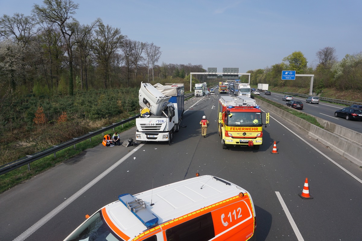 FW Ratingen: Schwerer LKW-Unfall auf der Autobahn A 3