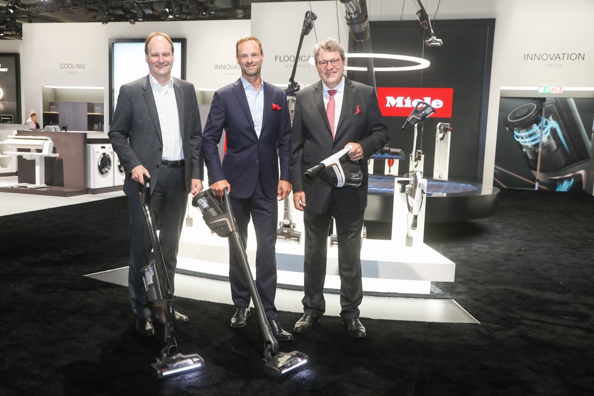 IFA: Premiere für den Miele-Triflex / Flexibelster Akku-Sauger am Markt / Wäschepflege mit AddLoad-Funktion / Einbaugeräte-Generation 7000 wird noch smarter