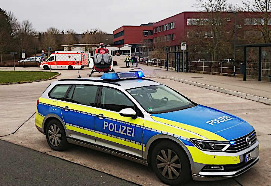 POL-HM: Rettungshubschrauber landet bei Schule