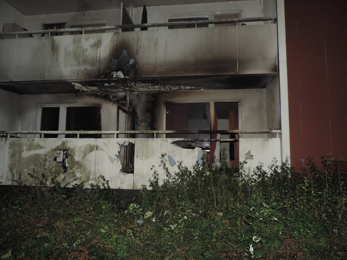 FW-PI: Pinneberg: Feuer auf Balkon. Feuerwehr verhindert Ausbreitung