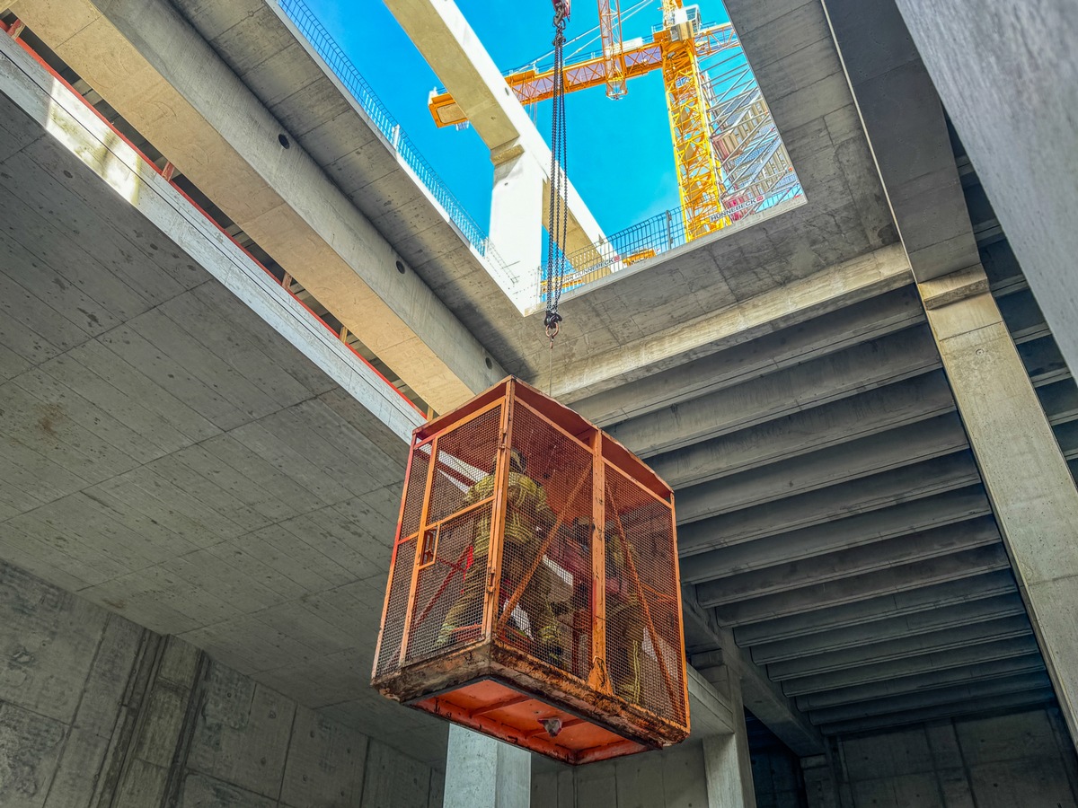 FW Dresden: Schwerer Arbeitsunfall auf einer Baustelle