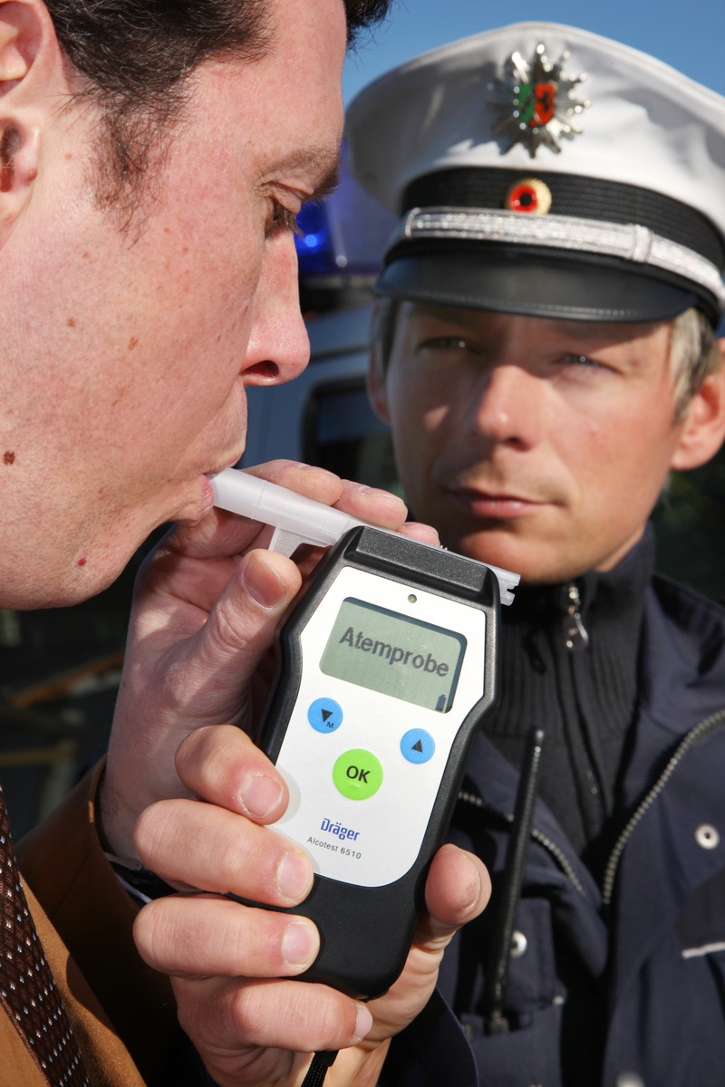 POL-ME: Betrunkener Radfahrer fährt in geparktes Auto - Monheim am Rhein - 1911017