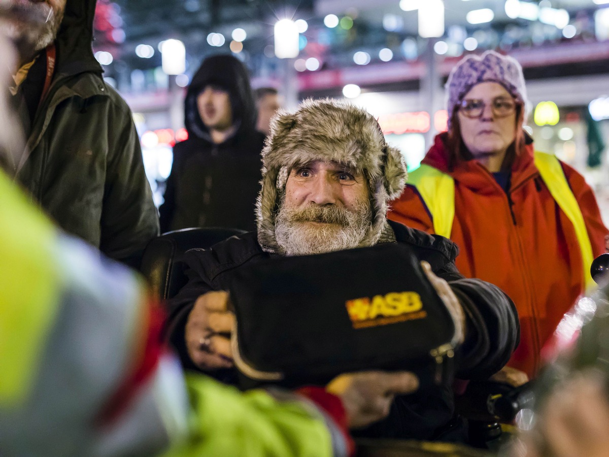 Kältehilfe: Arbeiter-Samariter-Bund verteilt Schlafsäcke und Hygieneartikel an obdachlose Menschen