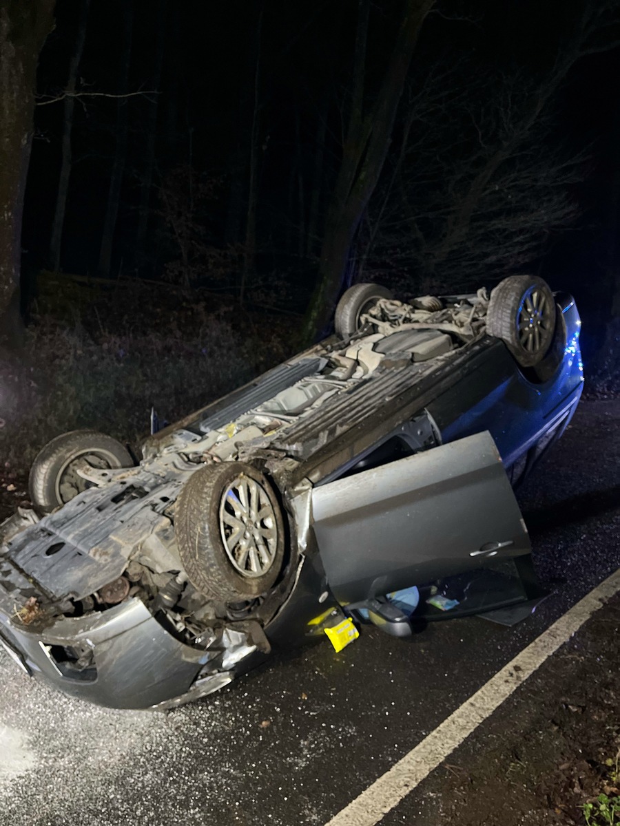 POL-GM: Auto landet auf dem Dach