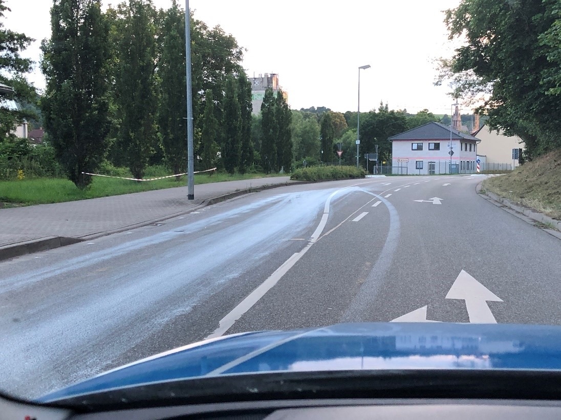 POL-PDKL: ausgelaufene Farbe auf Fahrbahn, Verursacher gesucht