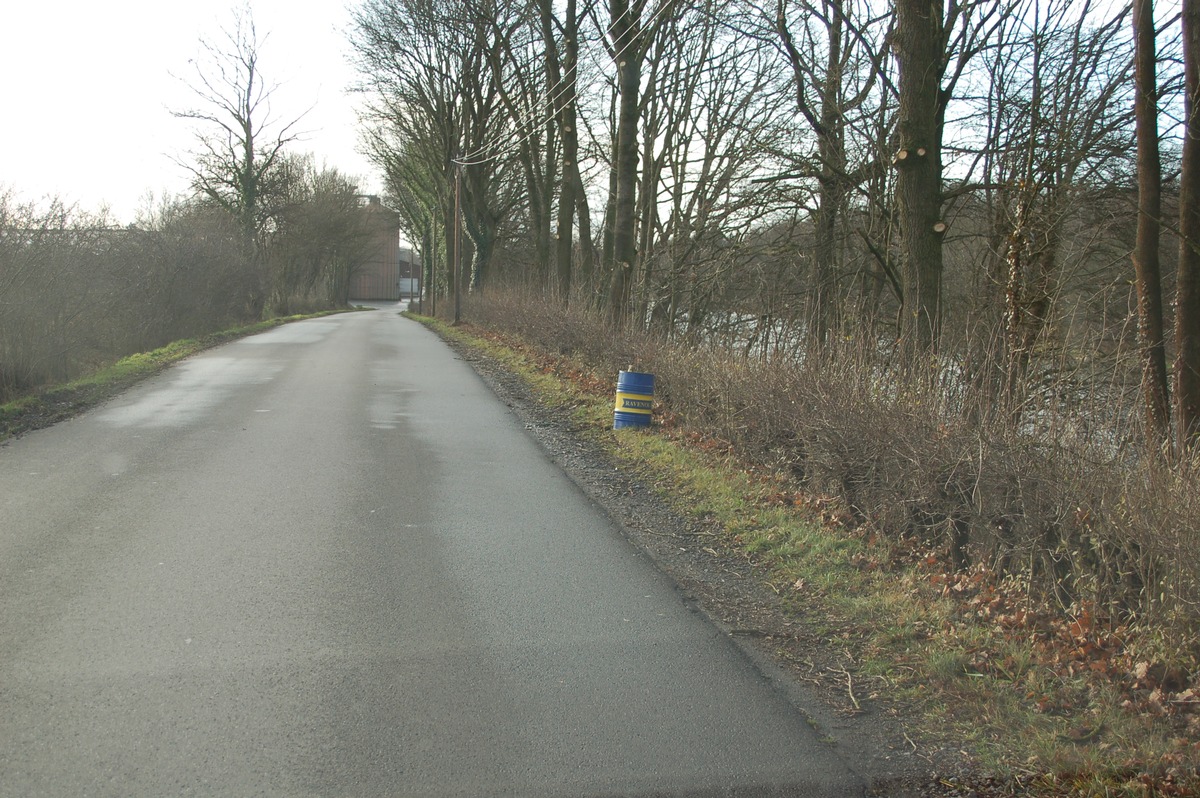 POL-STH: Fass mit Motoröl einfach am Straßenrand abgestellt