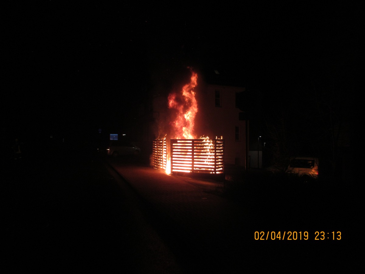 POL-HOL: Holzminden, Pipping 5

Müllcontainerbrand schnell gelöscht