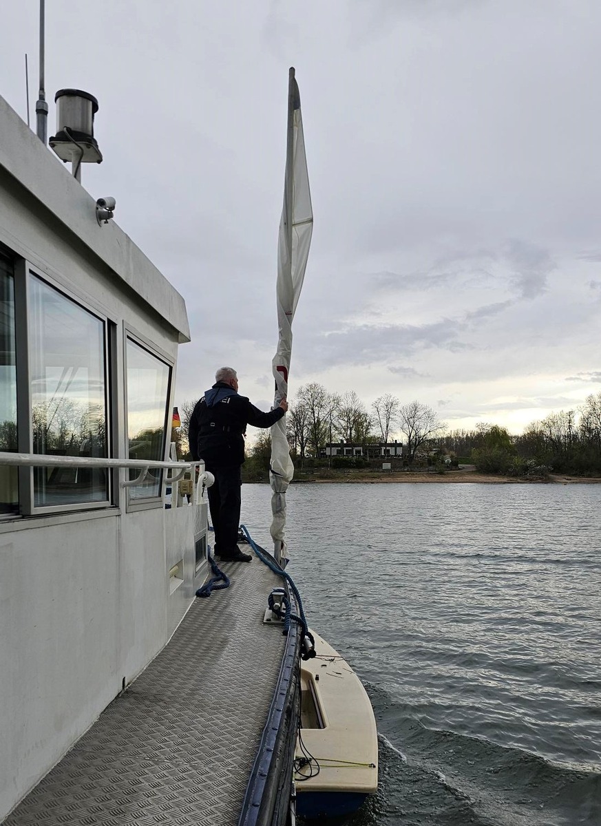 PP-ELT: Segelbootunglück auf dem Otterstädter Altrhein: Jugendliche Seglerin gerettet und sicher an Land gebracht