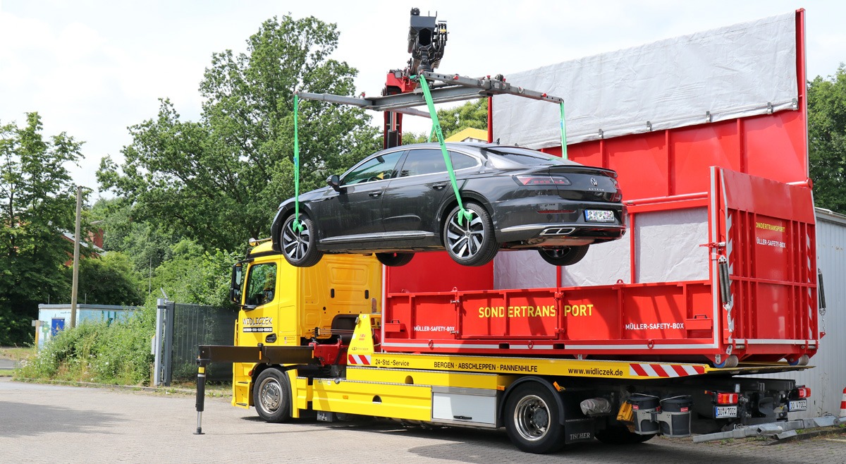 Spezialcontainer zur Bergung verunfallter Elektrofahrzeuge