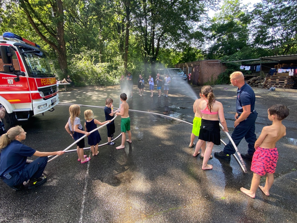 FW Dinslaken: Für leuchte Kinderaugen sorgte der Besuch des Löschzuges Eppinghoven der Freiwilligen Feuerwehr Dinslaken, im Rahmen des Kinderwochenendes des Wunderfinder e.V..