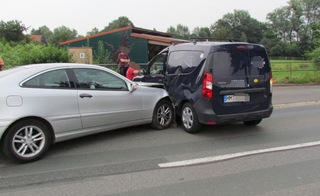 POL-HM: Unfall durch Wendemanöver auf der Landesstraße / 2 Verletzte