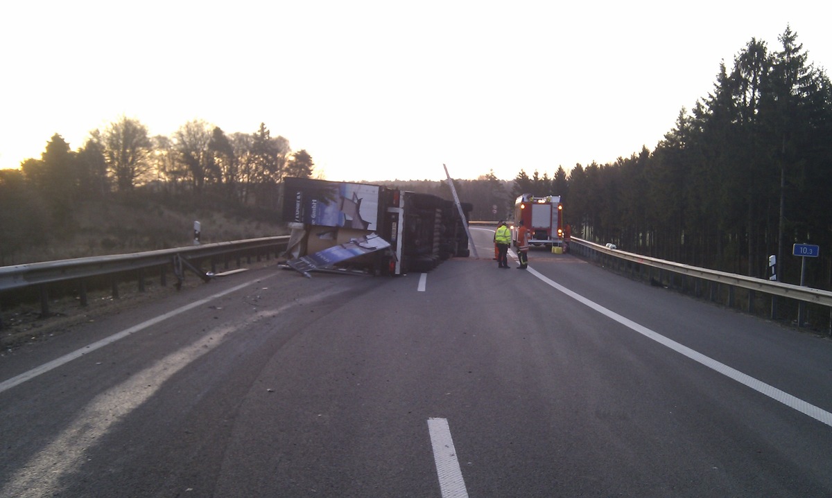 POL-WL: Umgekippter Sattelzug auf der A261 sorgt für kilometerlangen Stau