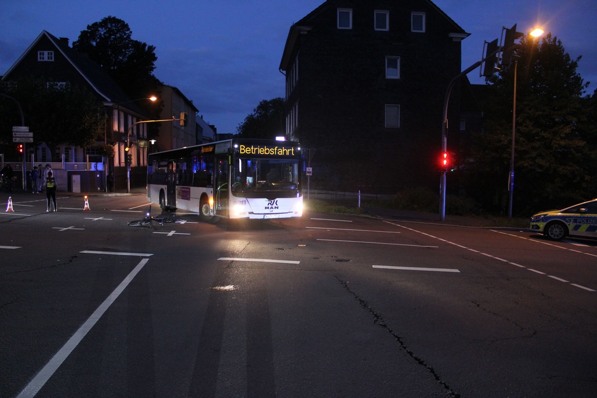 POL-RBK: Wermelskirchen - Pedelecfahrer nach Zusammenstoß mit Bus schwer verletzt