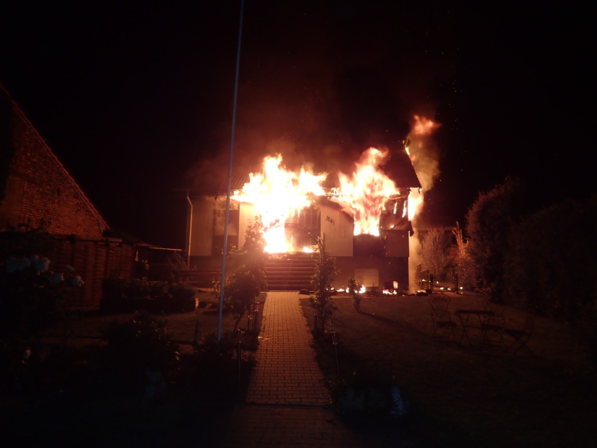 POL-PDKH: Vollbrand eines Einfamilienhauses in Hackenheim - Zwei verletzte Personen