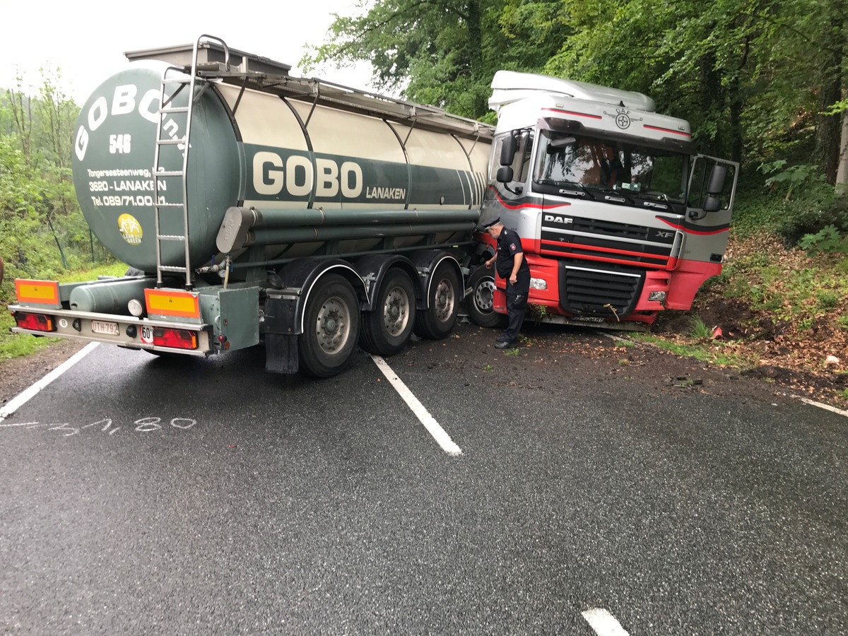 POL-HOL: Nach Unfall auf L484:
Multieuropäischer Sattelzug verursacht langfristige Straßensperrung