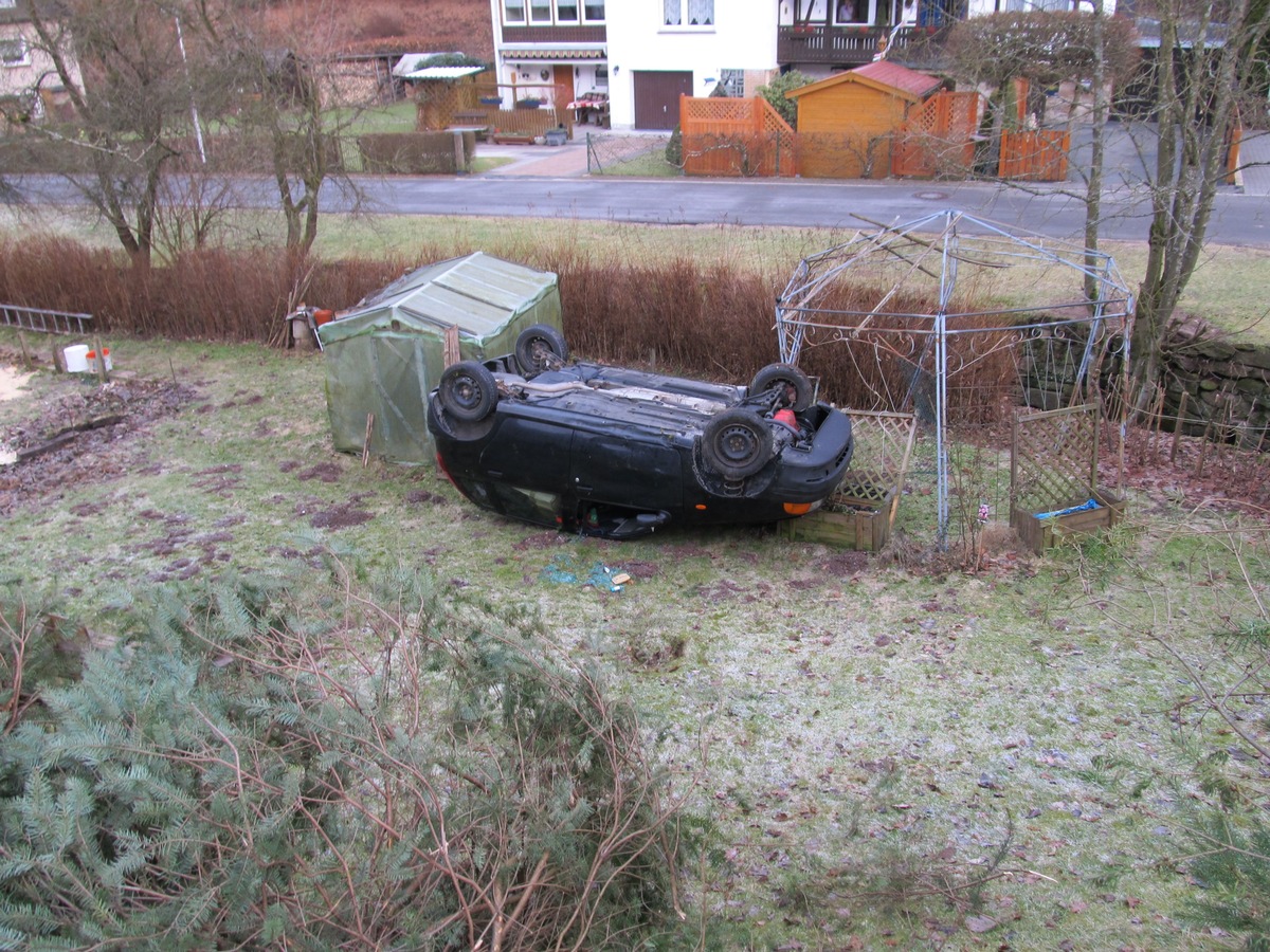 POL-HOL: Wieder Glatteis auf der Kreisstraße 50 - Fohlenplacken: PKW auf dem Dach im Vorgarten gelandet  - Beide Insassen leicht verletzt -