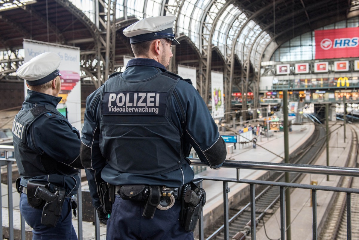 BPOL-HH: Offensichtlicher &quot;Genuss-Dieb&quot; entwendet 59 Packungen &quot;Schweizer Traditionsschokolade&quot;-