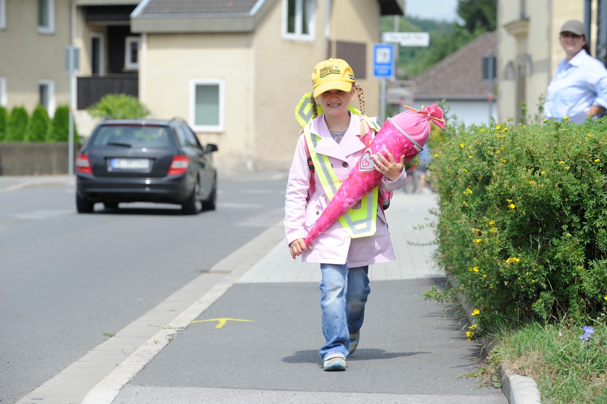 Tipps für den Alltag / Damit der Weg in die Schule nicht ins Krankenhaus führt / Haftungsprivileg für Kinder - Autofahrer müssen aufpassen: Fuß vom Gas (FOTO)