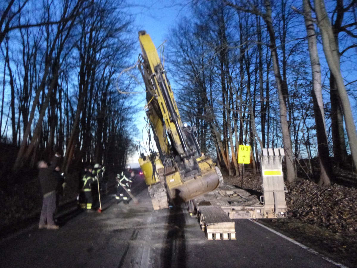 POL-PDKH: Bagger bleibt an Brücke hängen, Vollsperrung K20