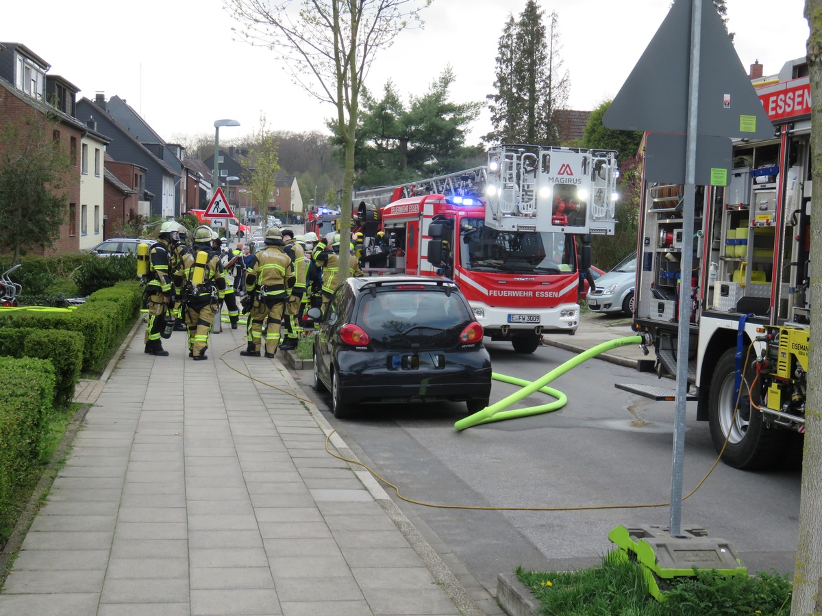 FW-E: Zimmerbrand in einem Mehrfamilienhaus - Rauchmelder verhindert Schlimmeres - Keine Verletzten.