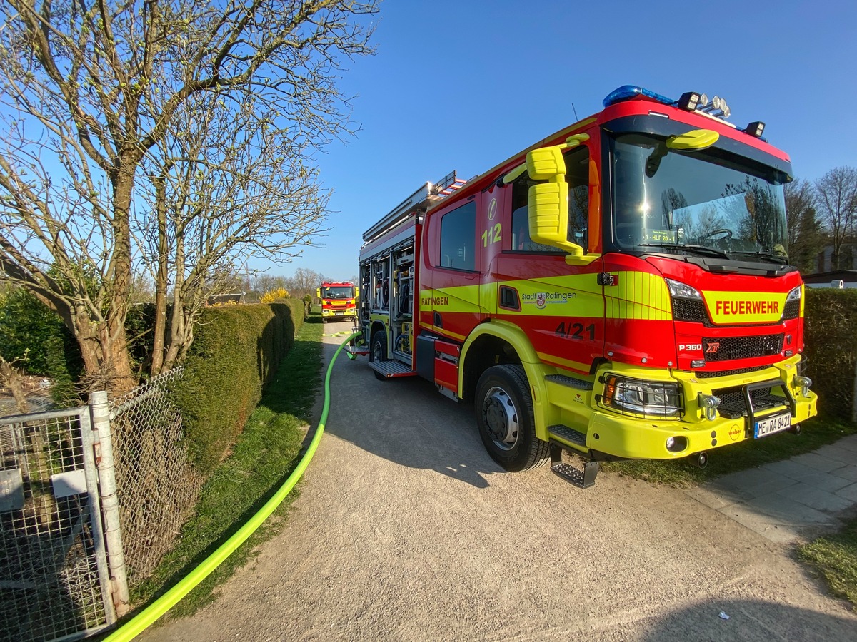 FW Ratingen: Brand in Laube - Feuerwehr im Einsatz