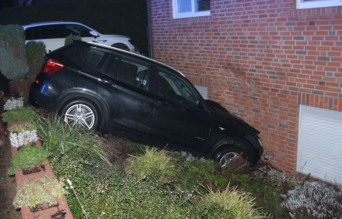 POL-COE: Olfen, Albert-Schweitzer-Straße/ Auto prallt gegen Hauswand