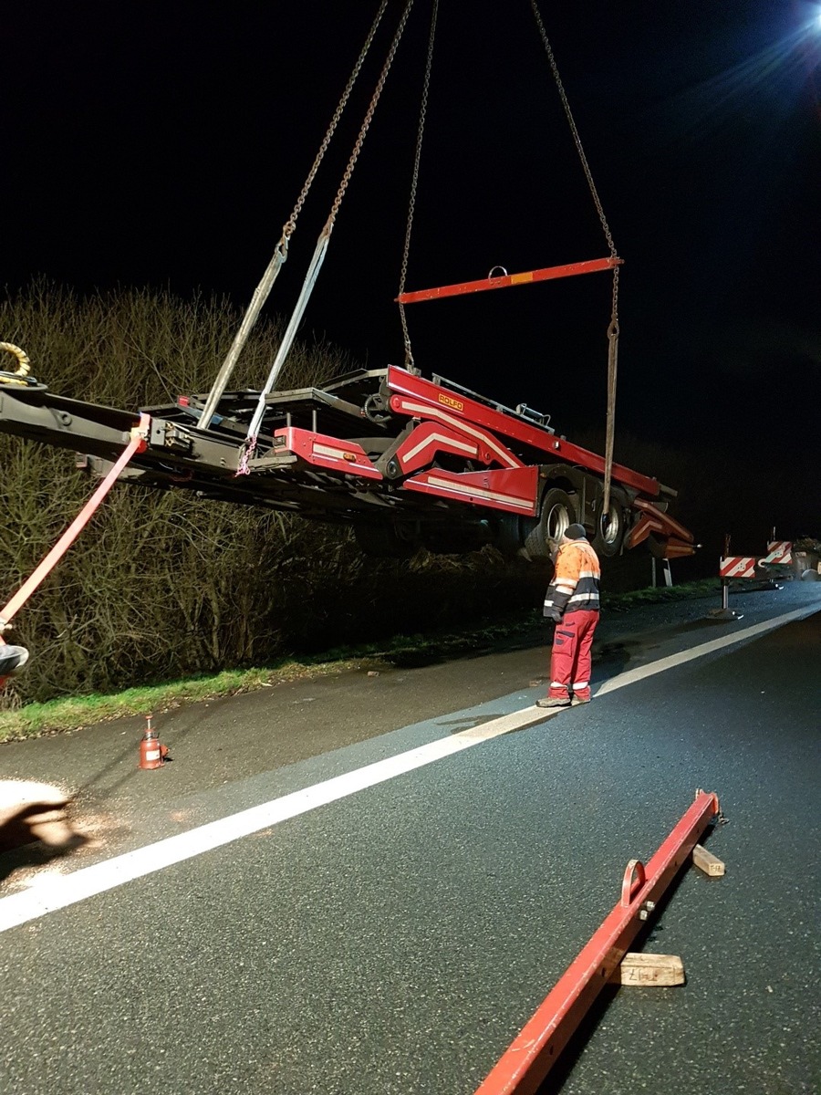 POL-CUX: Autobahn für etwa 8 Stunden halbseitig gesperrt ++ Tageswohnungseinbruch ++ Unfallverursacher hat keinen Führerschein ++ BAB-Vollsperrung nach Unfall