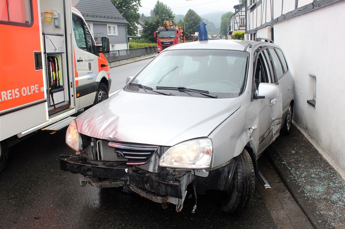 POL-OE: 55-Jährige bei Alleinunfall verletzt