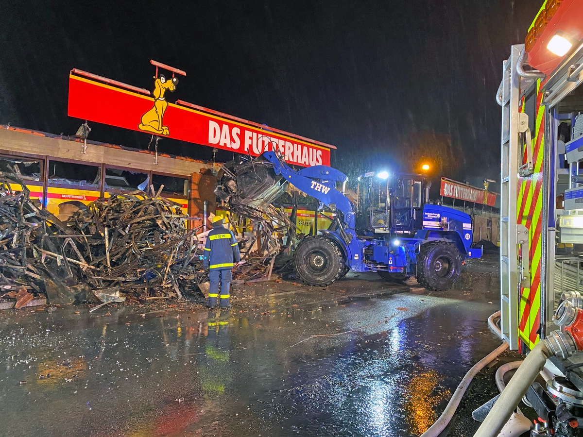 THW HH MV SH: THW unterstützt Räum- und Löscharbeiten bei Großbrand eines Futtermittelhandels in Stockelsdorf (Kreis Ostholstein)