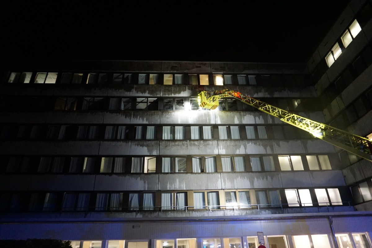 FW Ratingen: Brand in Flüchtlingsunterkunft - Bilder