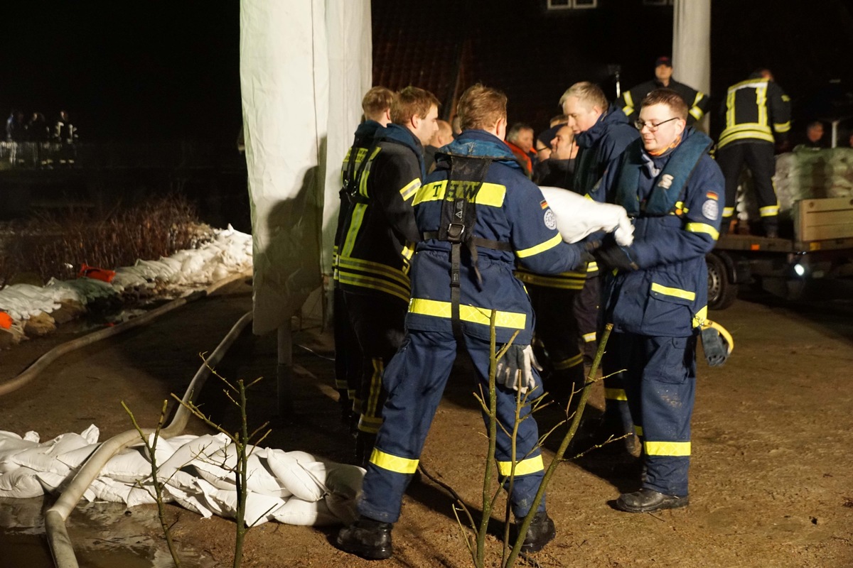 THW-HH MV SH: Hochwasser: THW unterstützt Pump- und Sicherungsarbeiten nach starken Regenfällen im südöstlichen Schleswig-Holstein