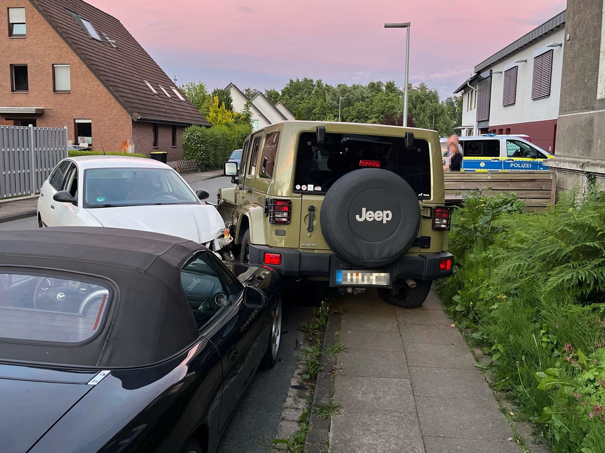 POL-BI: Junger Fahrer kollidiert mit geparkten Autos