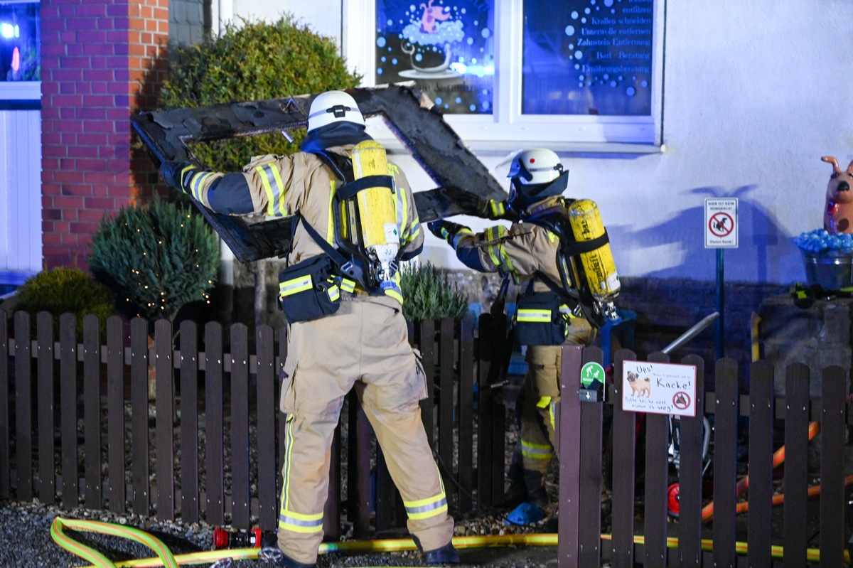 FW Menden: Brand in einem Friseursalon ohne Verletzte