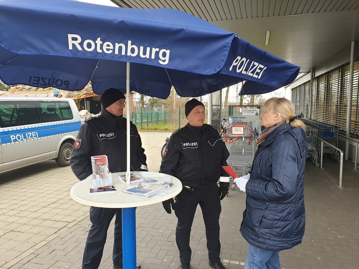 POL-ROW: ++ Schutz vor Taschendieben - Polizei warnt vor Discountern ++ Beschädigter schnappt Einschleichdieb ++ Einbrecher kommen über den Balkon ++ Einbruch in Lagerhalle ++