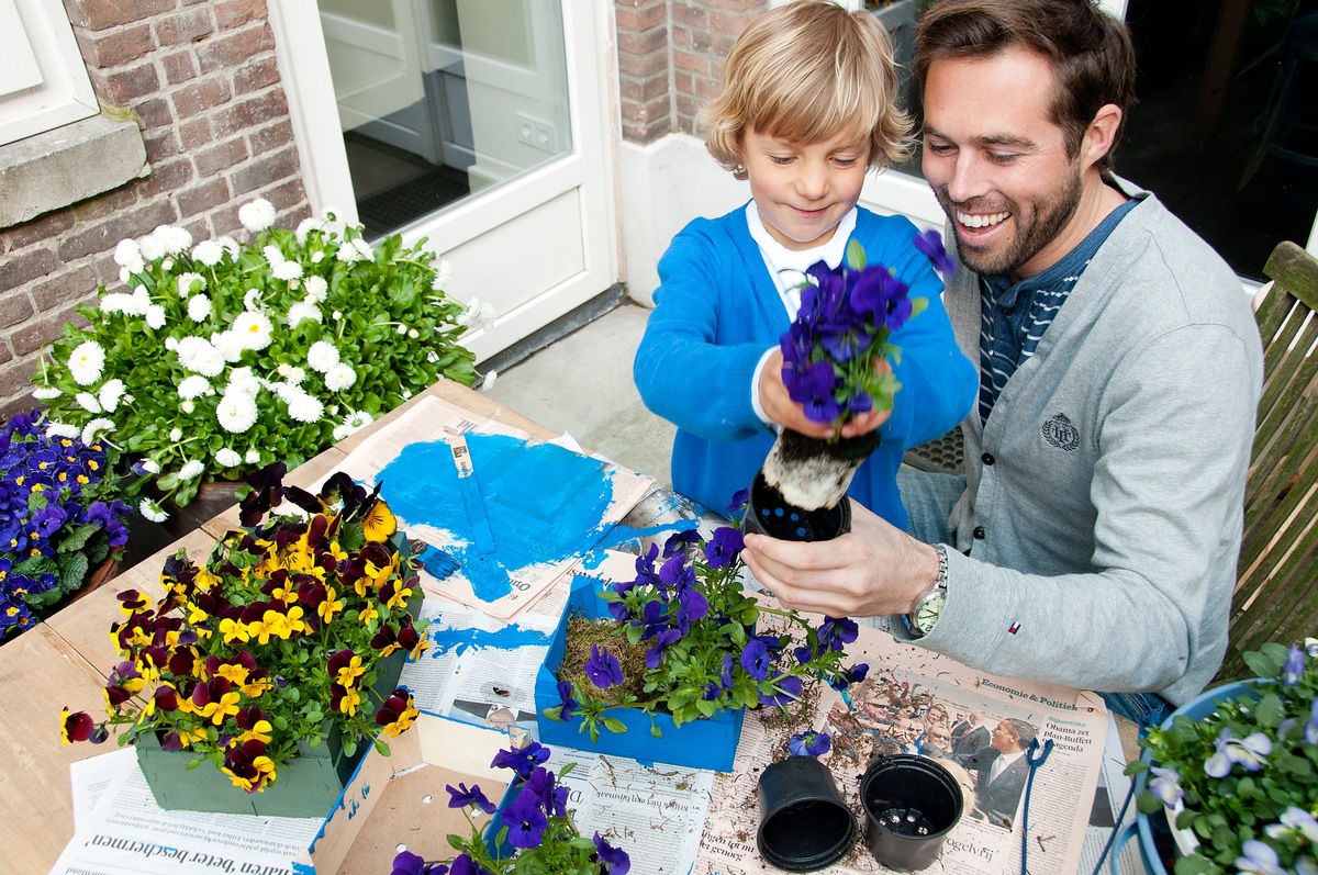 Kinderleicht, in kurzer Zeit und wunderschön - Veilchen-Garten zum Selbermachen / Stiefmütterchen bringen Kindern spielerisch Gärtnern bei (BILD)