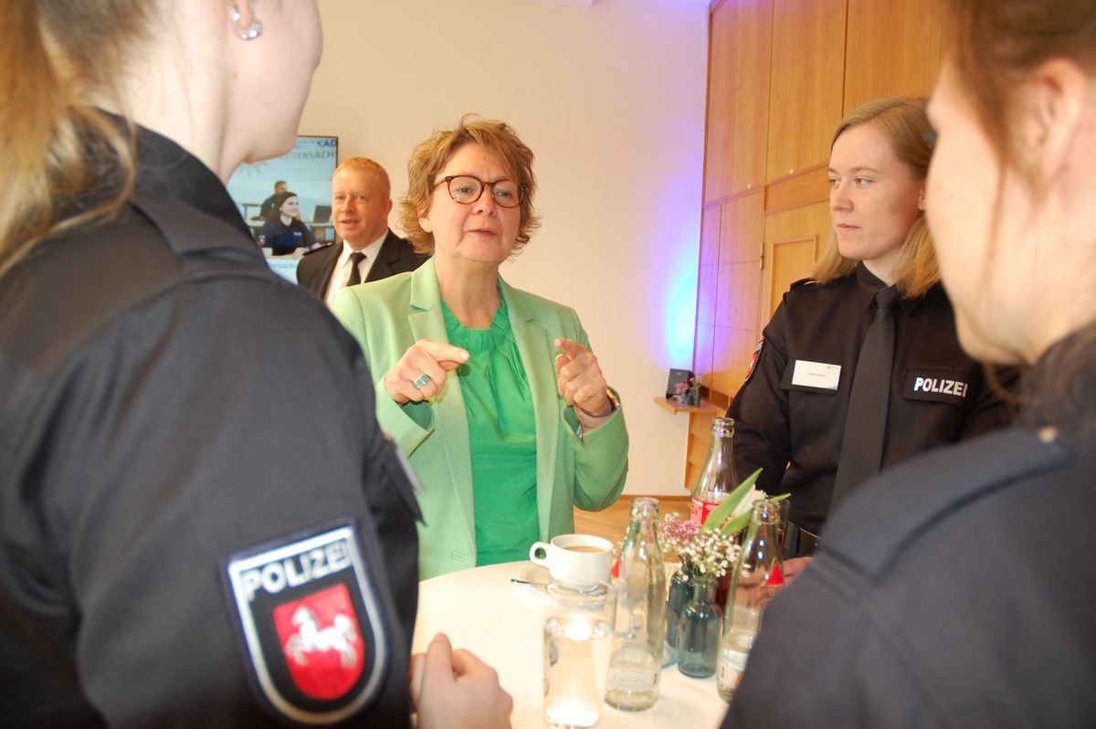 POL-AK NI: Antrittsbesuch von Ministerin Daniela Behrens bei der Polizeiakademie Niedersachsen - Virtual Reality und Abwehr- und Zugriffstechniken