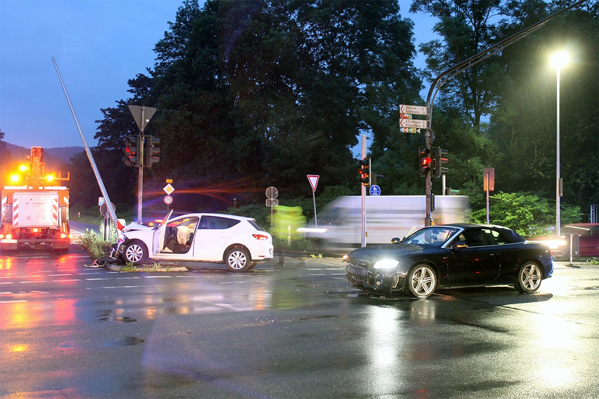 POL-BO: Drei Verletzte nach Verkehrsunfall in Witten