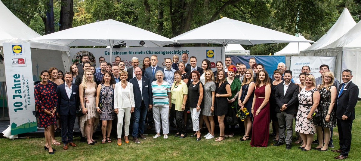 Bürgerfest im Schloss Bellevue: Bundespräsident würdigt Ehrenamtliche - mit dabei waren 15 Lidl-Kollegen (FOTO)