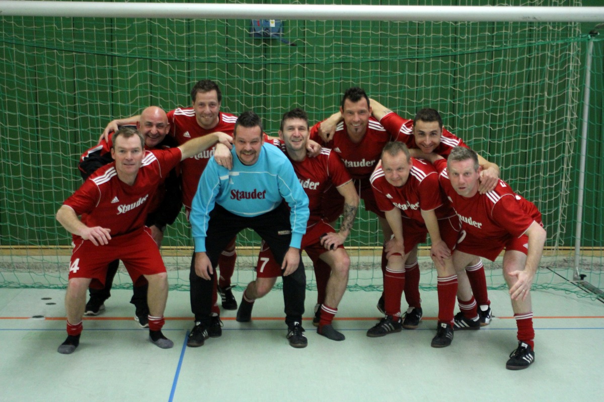 FW-E: Feuerwehr Essen gewinnt die 18. Deutsche Hallenfußball-Meisterschaft (Ü40) der Berufsfeuerwehren 2013